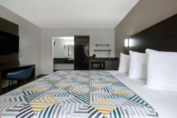 Foto van 1 kingsize bed | Rookvrij, Keuken - Vakantiehuis in San-Antonio - BedRoom