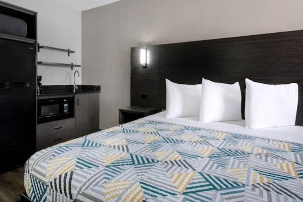 Foto van 1 kingsize bed | Rookvrij, Keuken - Vakantiehuis in San-Antonio - BedRoom