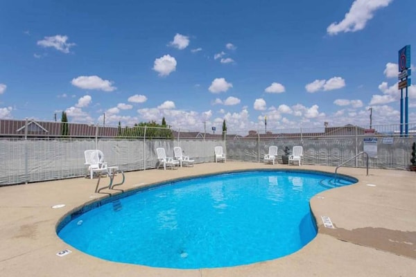 Foto van 1 kingsize bed | Rookvrij, koelkast - Vakantiehuis in Lordsburg - Pool