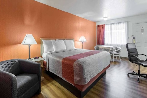 Foto van 1 kingsize bed | Rookvrij, koelkast - Vakantiehuis in Lordsburg - BedRoom