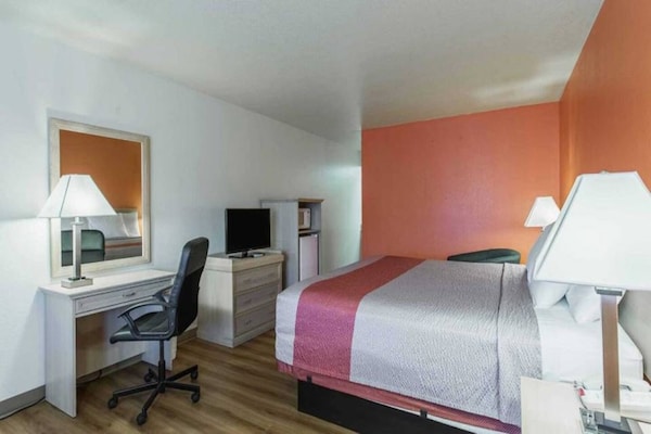 Foto van 1 kingsize bed | Rookvrij, koelkast - Vakantiehuis in Lordsburg - BedRoom