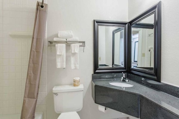 Foto van 1 kingsize bed | Rookvrij, koelkast - Vakantiehuis in Lordsburg - BathRoom