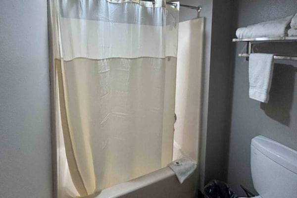 Foto van 1 kingsize bed | Rookvrij, koelkast - Vakantiehuis in Lake Elsinore - BathRoom