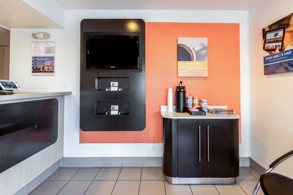 Foto van 1 tweepersoonsbed (queensize) | Roken mogelijk - Vakantiehuis in El Centro - FloorPlan