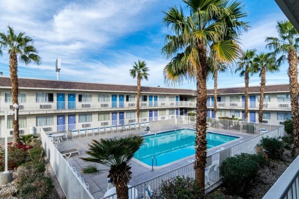 Foto van 1 tweepersoonsbed (queensize) | Rookvrij - Vakantiehuis in El Centro - Pool