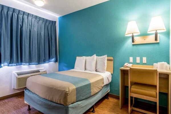 Foto van 1 tweepersoonsbed | Toegankelijk voor mensen met een mobiliteitsbeperking RI Shwr, Nsmk - BedRoom