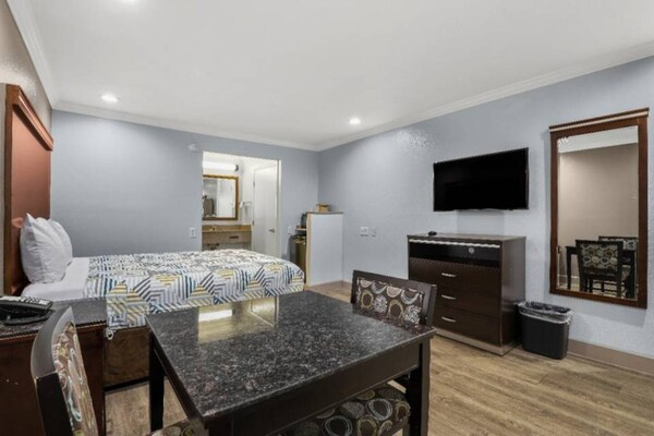 Foto van 1 kingsize bed | Suite, Nsmk, koelkast - Vakantiehuis in Carlsbad - Facilities