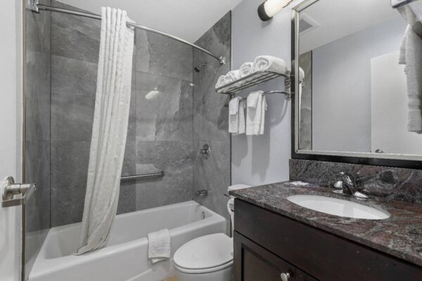 Foto van 1 kingsize bed | Suite, Nsmk, koelkast - Vakantiehuis in Carlsbad - Facilities