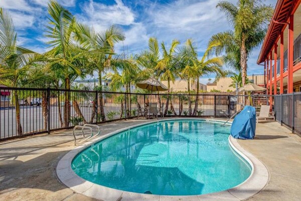 Foto van 1 kingsize bed | Suite, Nsmk, koelkast - Vakantiehuis in Carlsbad - Pool