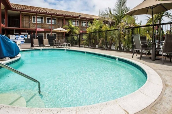 Foto van 1 kingsize bed | Suite, Nsmk, koelkast - Vakantiehuis in Carlsbad - Pool