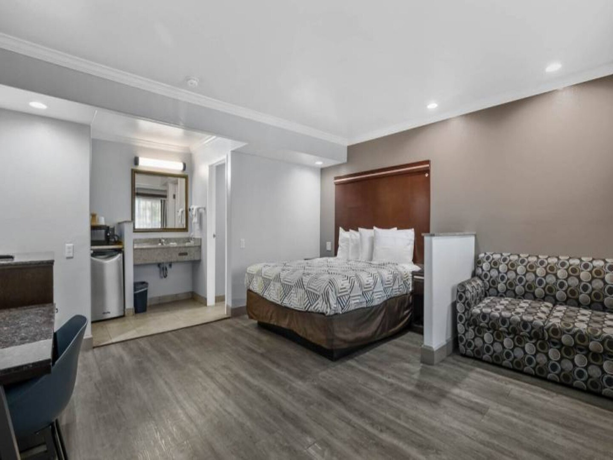 Foto van 1 kingsize bed | Suite, Nsmk, koelkast - Vakantiehuis in Carlsbad - BedRoom
