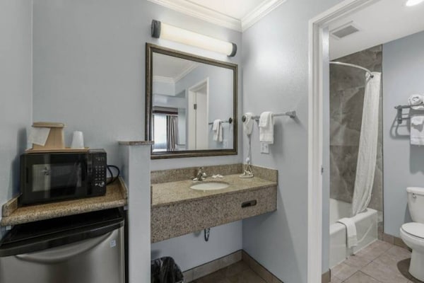 Foto van 1 kingsize bed | Nsmk, koelkast - Vakantiehuis in Carlsbad - BathRoom