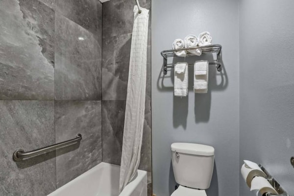 Foto van 1 kingsize bed | Nsmk, koelkast - Vakantiehuis in Carlsbad - BathRoom