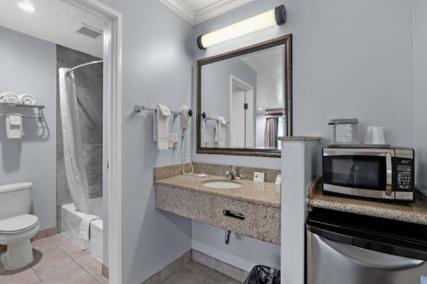 Foto van 1 kingsize bed | Nsmk, koelkast - Vakantiehuis in Carlsbad - BathRoom