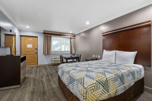 Foto van 1 kingsize bed | Nsmk, koelkast - Vakantiehuis in Carlsbad - Facilities