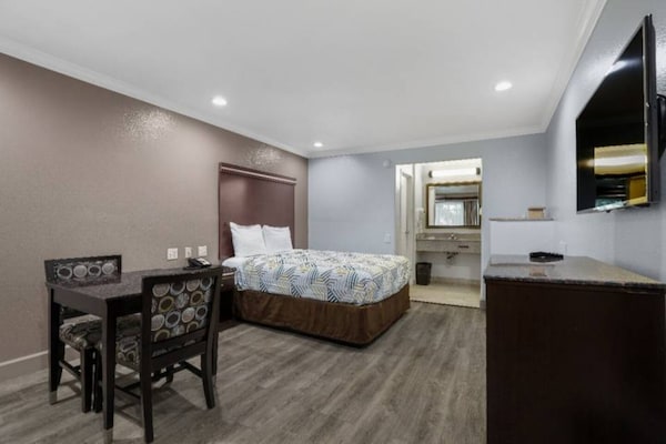 Foto van 1 kingsize bed | Nsmk, koelkast - Vakantiehuis in Carlsbad - Facilities