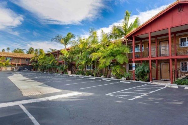 Foto van 1 kingsize bed | Nsmk, koelkast - Vakantiehuis in Carlsbad - ExteriorSummer