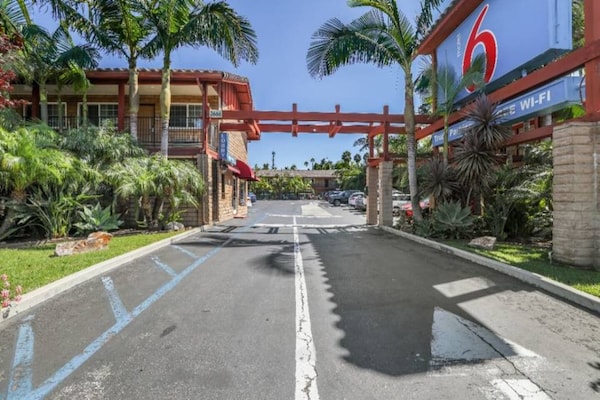 Foto van 1 kingsize bed | Nsmk, koelkast - Vakantiehuis in Carlsbad - ExteriorSummer