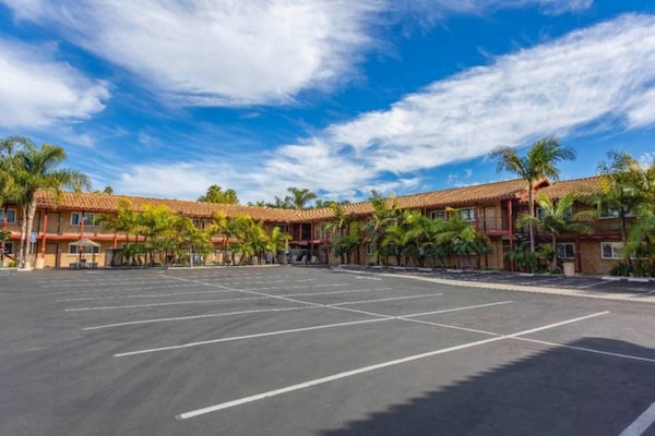 Foto van 1 tweepersoonsbed (Queensize) | Nsmk,Micfridge - Vakantiehuis in Carlsbad - ExteriorSummer
