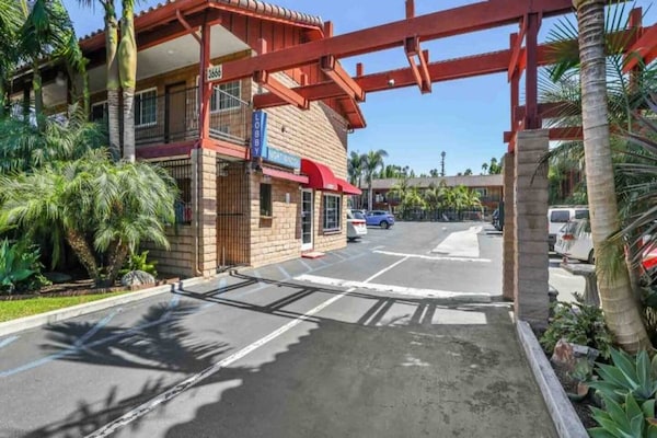 Foto van 1 tweepersoonsbed (Queensize) | Nsmk,Micfridge - Vakantiehuis in Carlsbad - ExteriorSummer