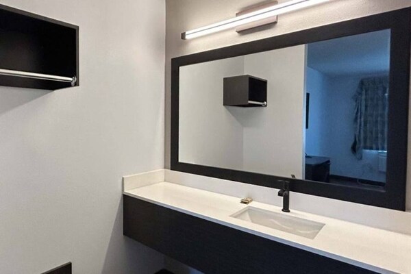 Foto van 1 kingsize bed | Rookvrij - Vakantiehuis in Lake Elsinore - BathRoom