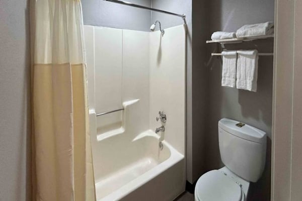 Foto van 1 kingsize bed | Rookvrij - Vakantiehuis in Lake Elsinore - BathRoom