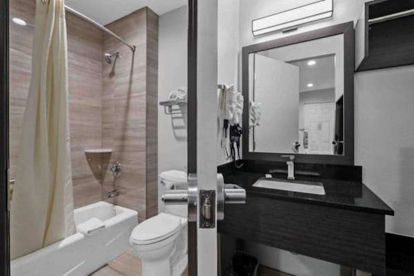 Foto van 1 kingsize bed | Mobiele toegang | NSMK - Vakantiehuis in Escondido - BathRoom