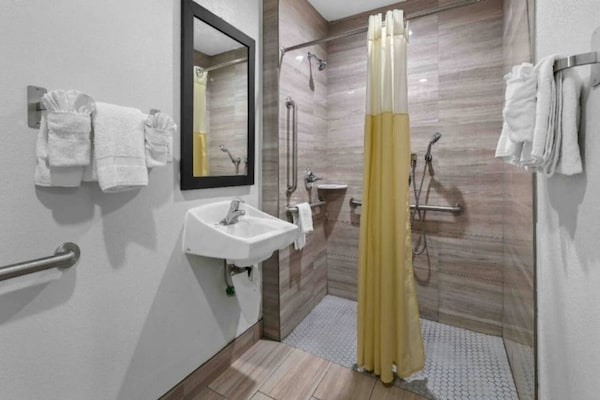 Foto van 1 kingsize bed | Mobiele toegang | NSMK - Vakantiehuis in Escondido - BathRoom