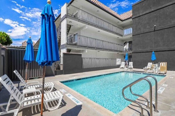 Foto van 1 tweepersoonsbed (queensize) | Minikoelkast - Vakantiehuis in Escondido - Pool