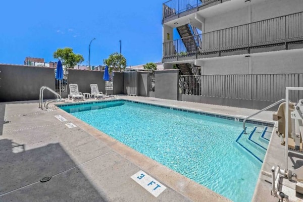 Foto van 1 tweepersoonsbed (queensize) | Minikoelkast - Vakantiehuis in Escondido - Pool