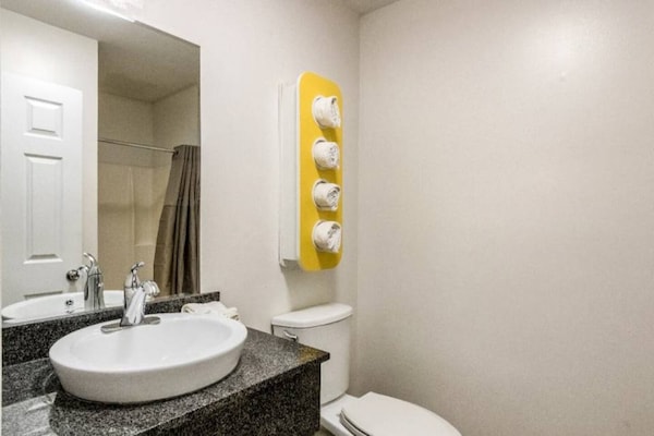 Foto van 1 tweepersoonsbed | rolstoeltoegankelijk | keuken | NSMK - BedRoom
