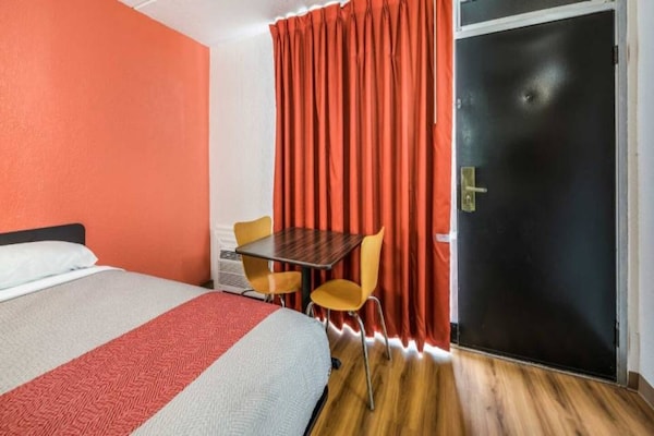 Foto van 1 kingsize bed | Rookvrij, koelkast - Vakantiehuis in HENDERSON - BedRoom