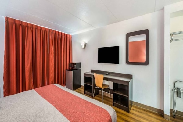 Foto van 1 kingsize bed | Rookvrij, koelkast - Vakantiehuis in HENDERSON - BedRoom