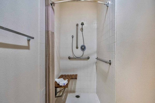 Foto van 1 kingsize bed | Rookvrij - Vakantiehuis in Santa Nella - BathRoom