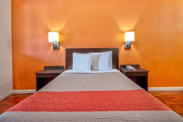 Foto van 1 kingsize bed | Rookvrij - Vakantiehuis in Santa Nella - BedRoom