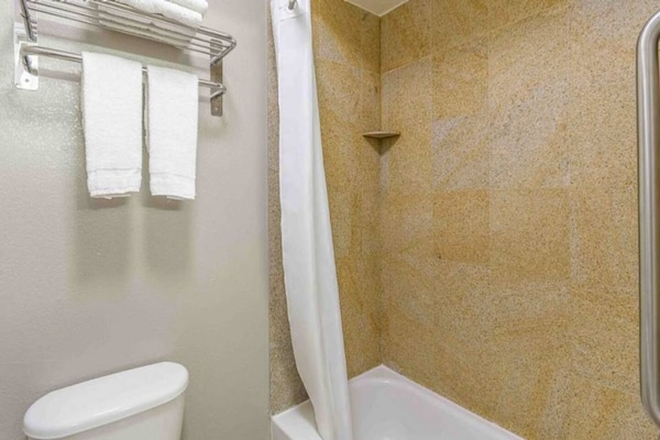 Foto van 1 tweepersoonsbed | Niet-roken, koelkast - Vakantiehuis in San Jose CA - BathRoom