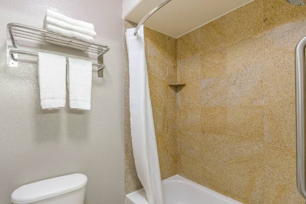 Foto van 1 kingsize bed | Rookvrij, koelkast - Vakantiehuis in San Jose CA - BathRoom
