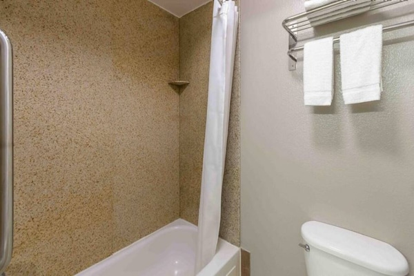 Foto van 1 kingsize bed | Rookvrij, koelkast - Vakantiehuis in San Jose CA - BathRoom