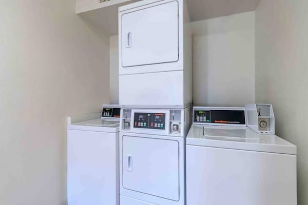 Foto van 1 kingsize bed | Roken toegestaan, koelkast aanwezig - Facilities