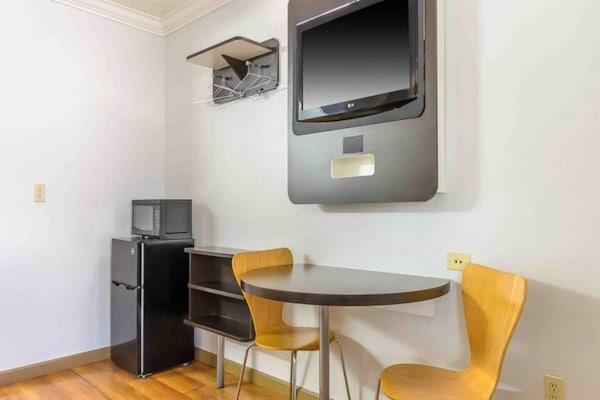 Foto van 1 kingsize bed | Roken toegestaan, koelkast aanwezig - Facilities