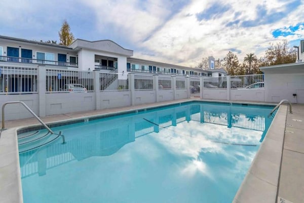 Foto van 1 kingsize bed | Roken toegestaan, koelkast aanwezig - Pool