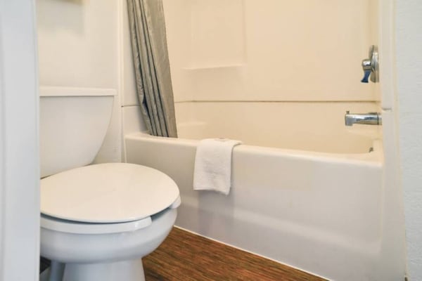 Foto van 1 kingsize bed | Rolstoeltoegankelijk bad - Vakantiehuis in Saint Joseph - Facilities
