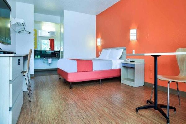 Foto van 1 kingsize bed | Douche conform ADA/RI-normen - Vakantiehuis in Saint Joseph - BedRoom