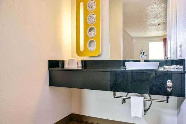 Foto van 1 kingsize bed | Douche conform ADA/RI-normen - Vakantiehuis in Saint Joseph - BathRoom