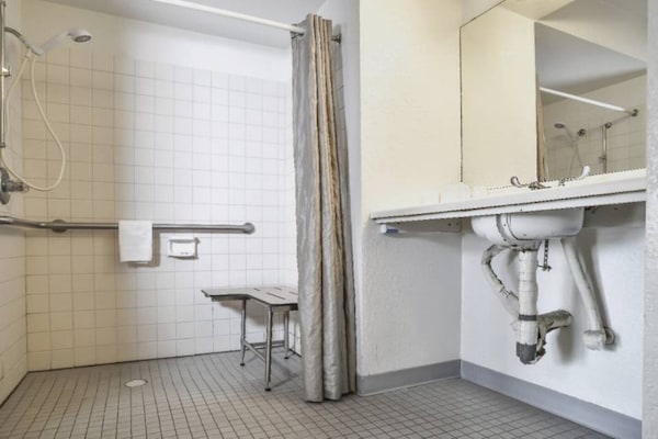 Foto van 1 kingsize bed | Douche conform ADA/RI-normen - Vakantiehuis in Saint Joseph - Facilities