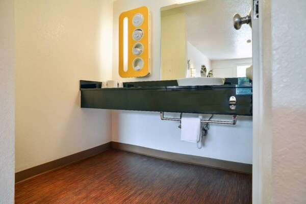 Foto van 1 kingsize bed | Douche conform ADA/RI-normen - Vakantiehuis in Saint Joseph - BedRoom