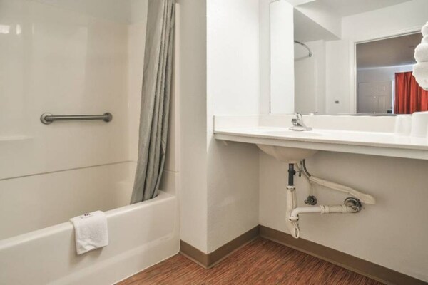 Foto van 1 kingsize bed | Douche conform ADA/RI-normen - Vakantiehuis in Saint Joseph - BedRoom