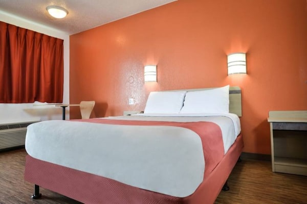 Foto van 1 kingsize bed | Douche conform ADA/RI-normen - Vakantiehuis in Saint Joseph - BedRoom