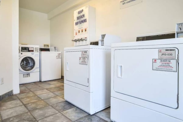 Foto van 1 tweepersoonsbed (Queensize) | Koelkast - Vakantiehuis in Saint Joseph - Facilities