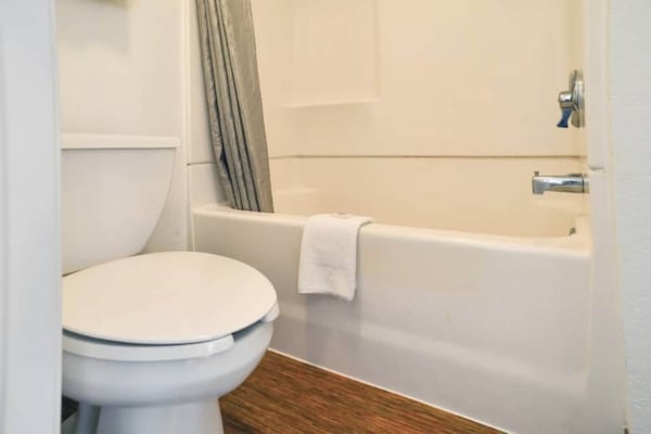 Foto van 1 tweepersoonsbed (Queensize) | Koelkast - Vakantiehuis in Saint Joseph - Facilities